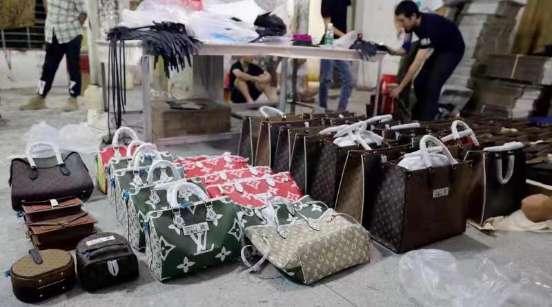 浮华背后的真相 你从迪拜专柜买到的奢侈品，或许源自文具零售角落