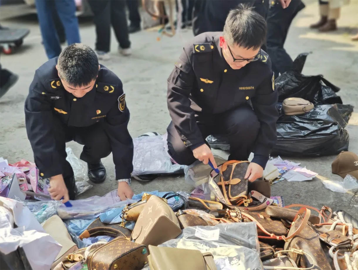 涉案货值近百万元!杭州一地集中销毁假冒品牌箱包、服装、烟酒